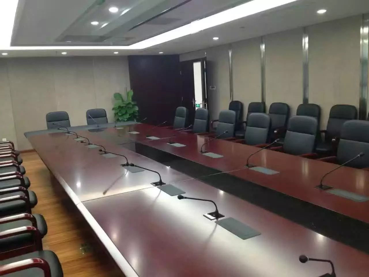 江蘇徐州潤東集團寶馬4S會議室